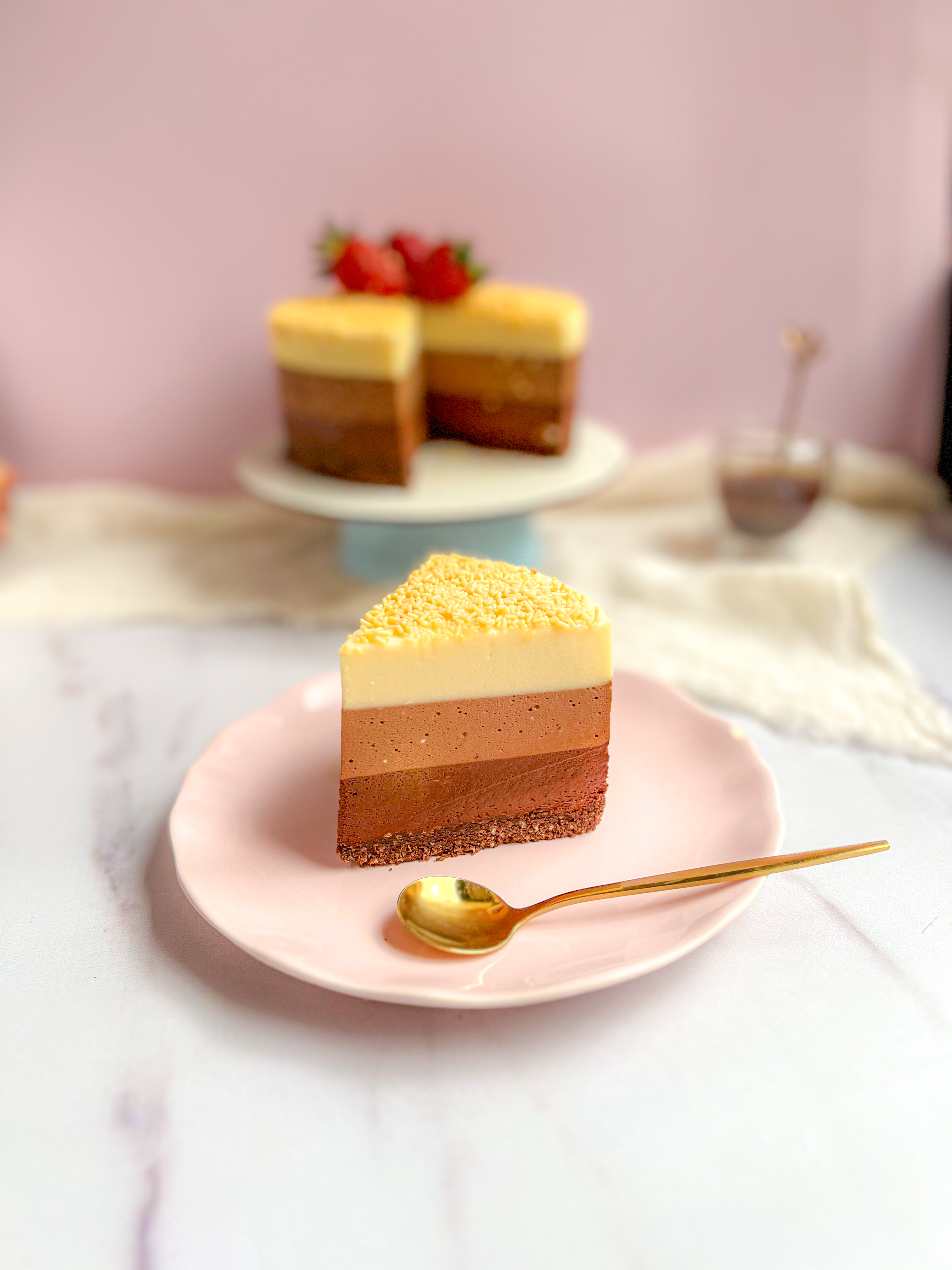 Torta com camadas de chocolate e mousse amarelo