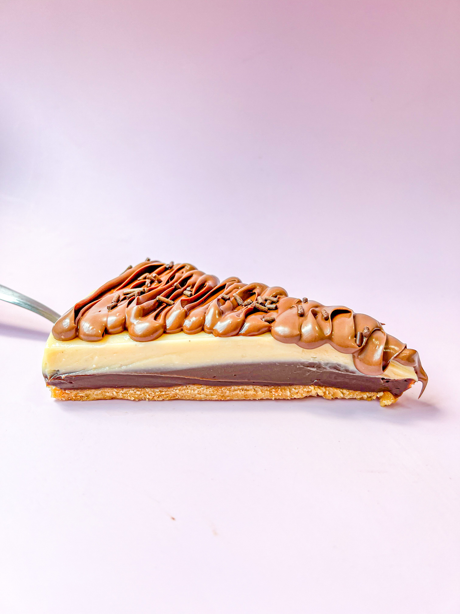 Torta com múltiplas camadas de chocolate