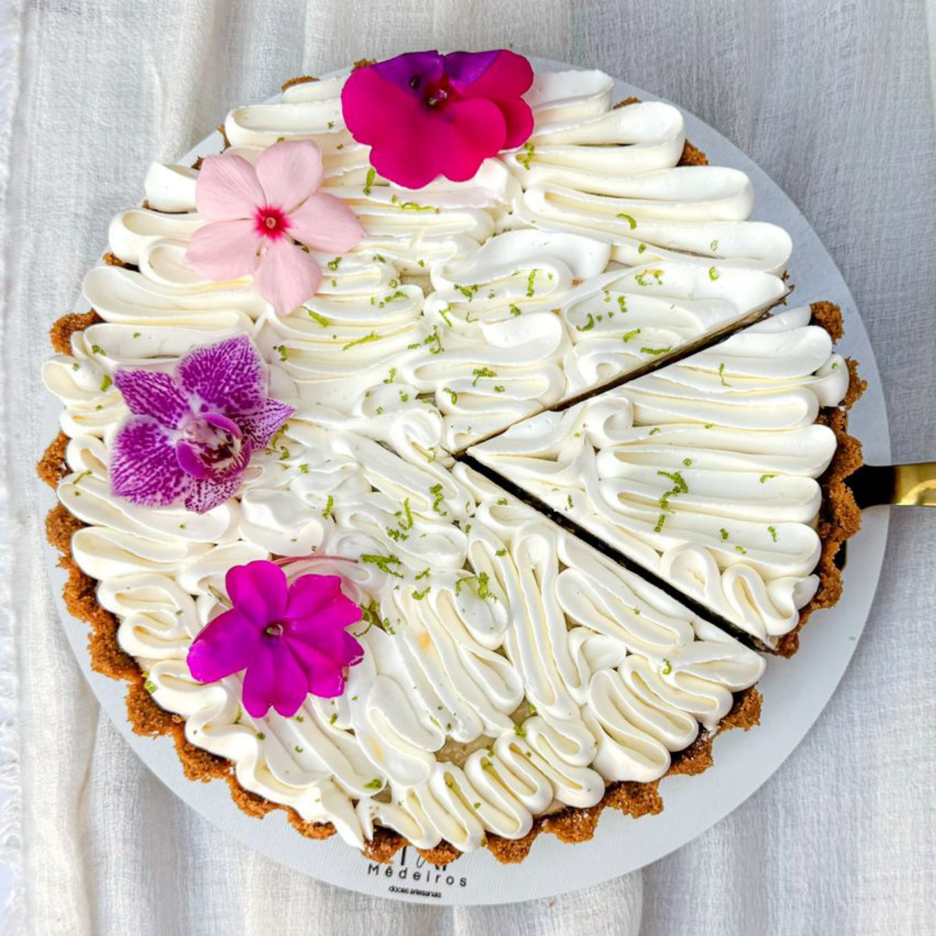 Torta branca com calda de chocolate e wafers