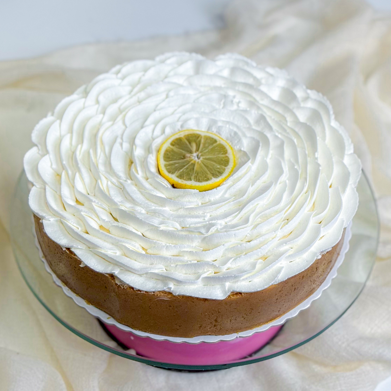 Torta de chocolate com chantilly e morangos frescos