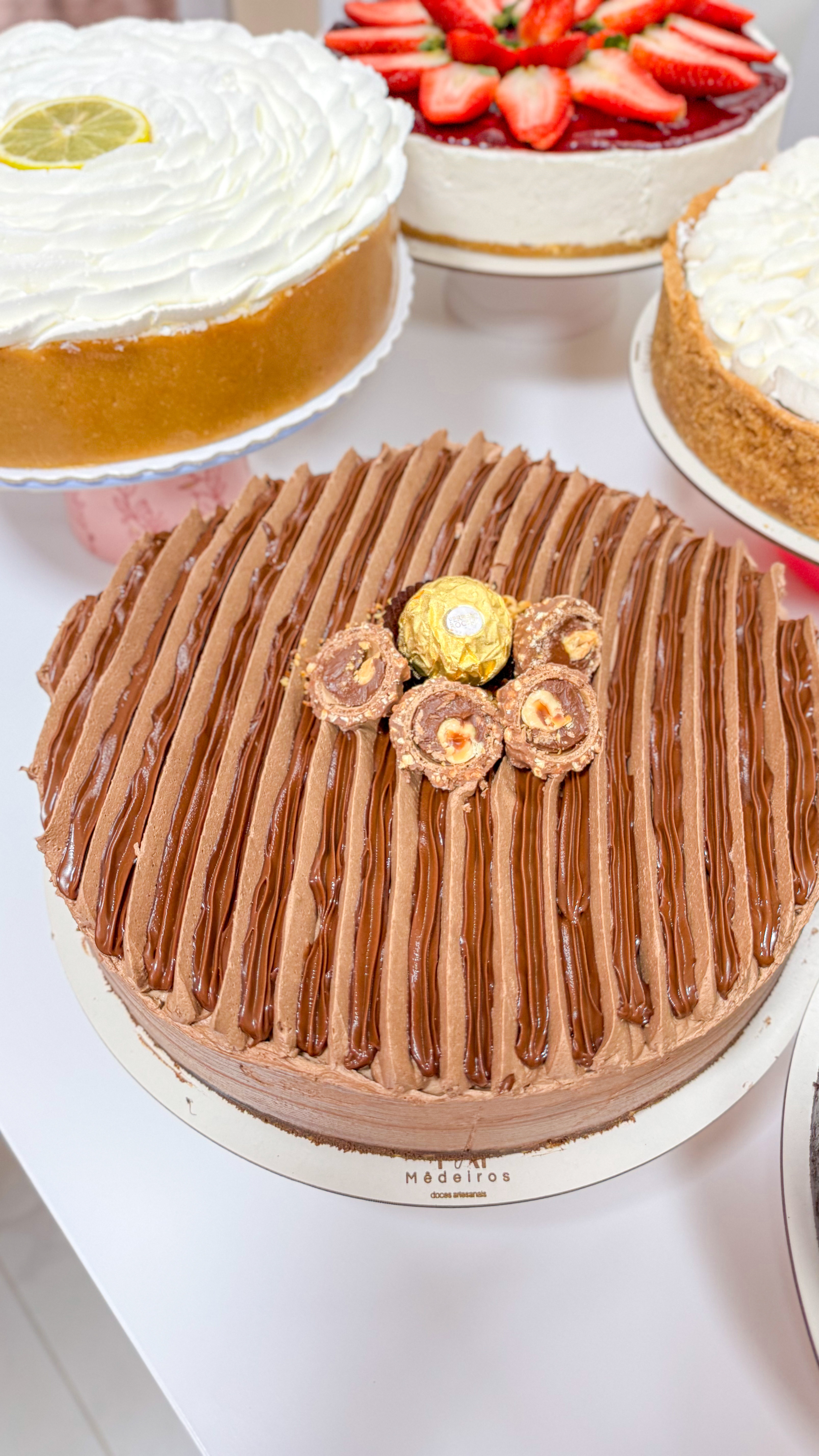 Variedade de tortas gourmet decoradas