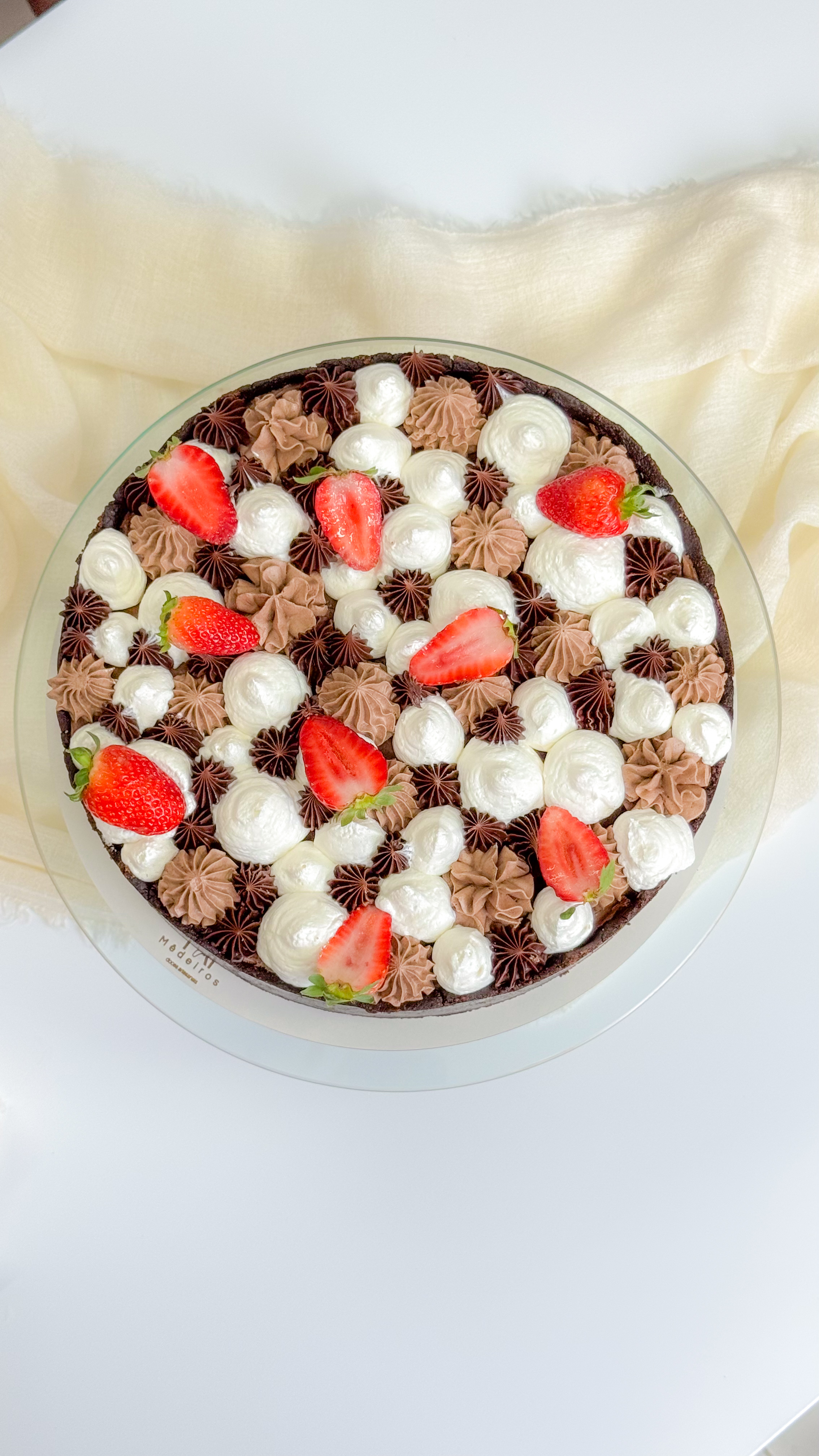 Torta de chocolate com chantilly e morangos frescos