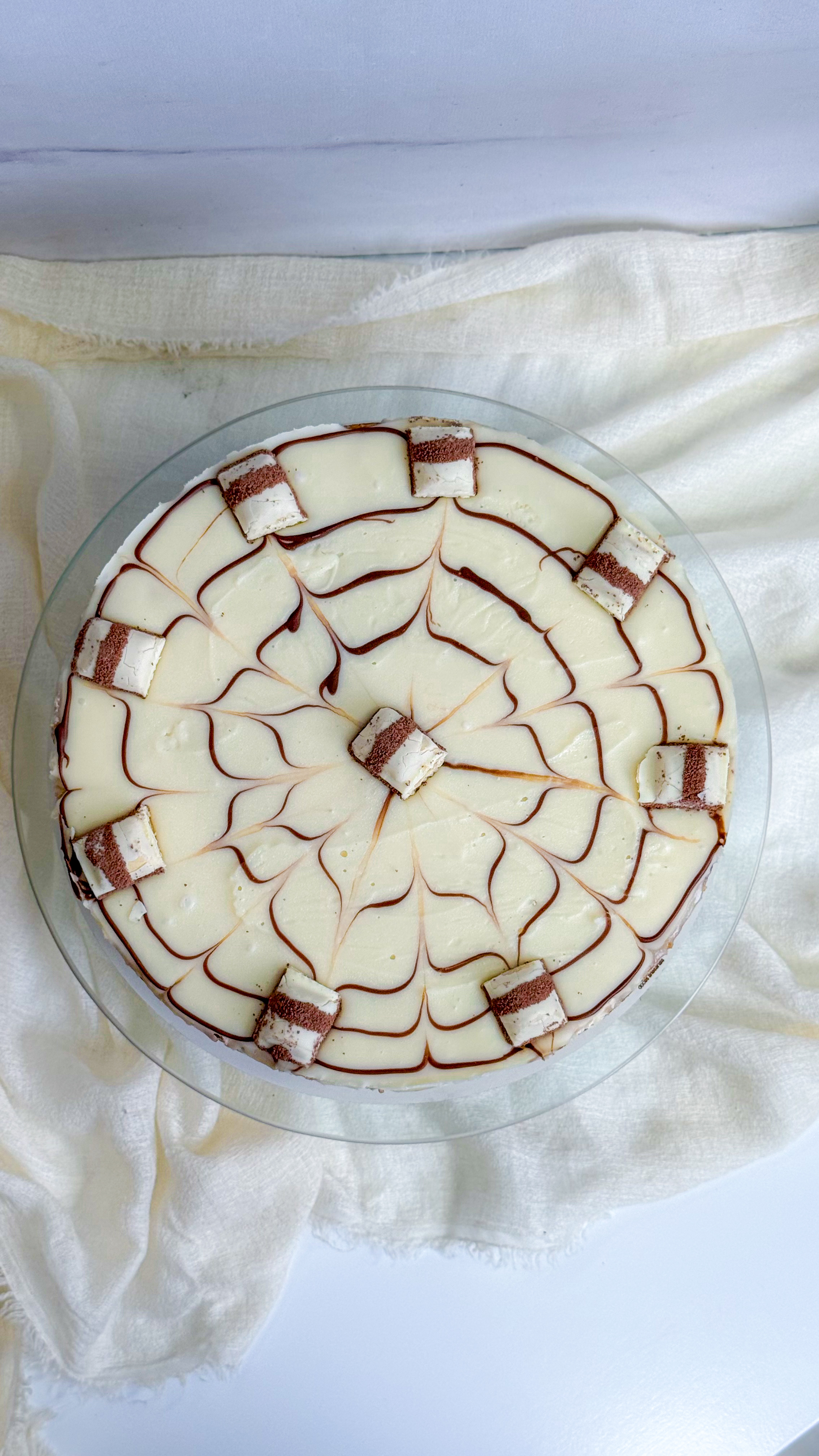 Torta branca com calda de chocolate e wafers