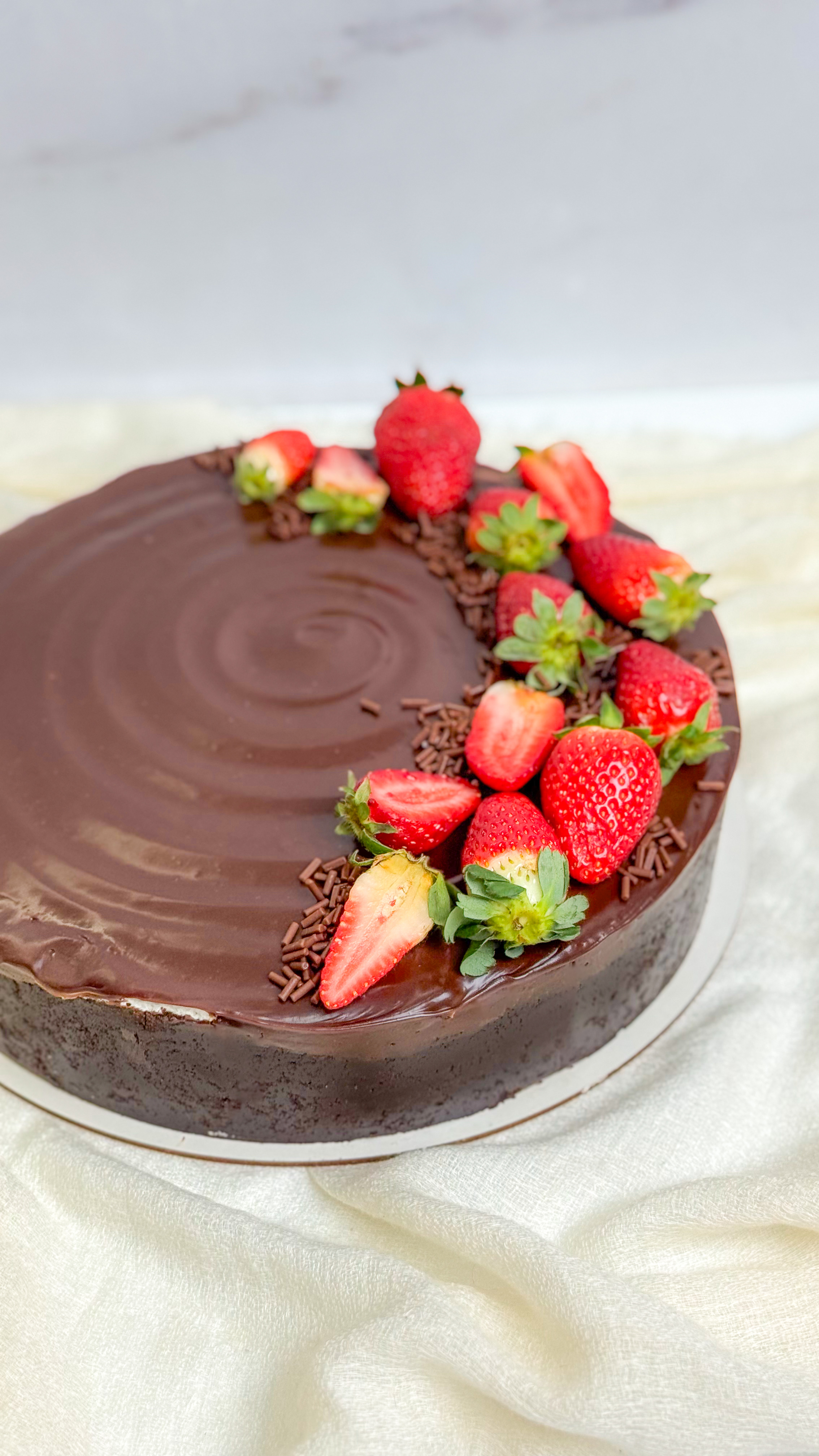 Torta decorada com flores e chantilly